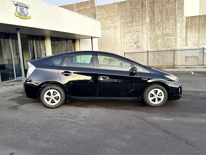 2014 Toyota Prius S Carousel 9