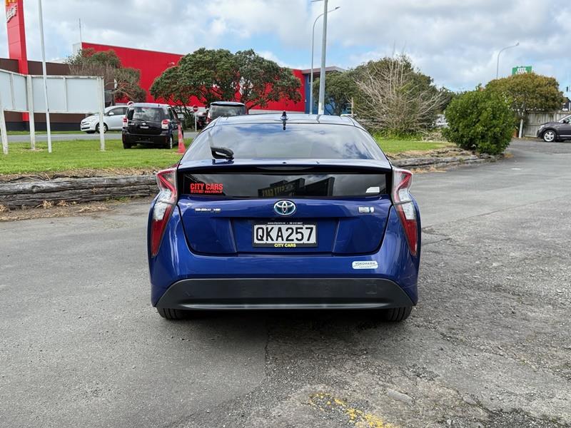 2016 Toyota Prius Carousel 12