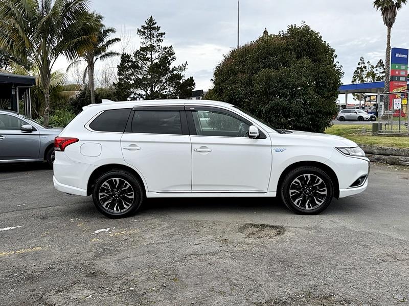 2015 Mitsubishi Outlander PHEV 4WD Carousel 10