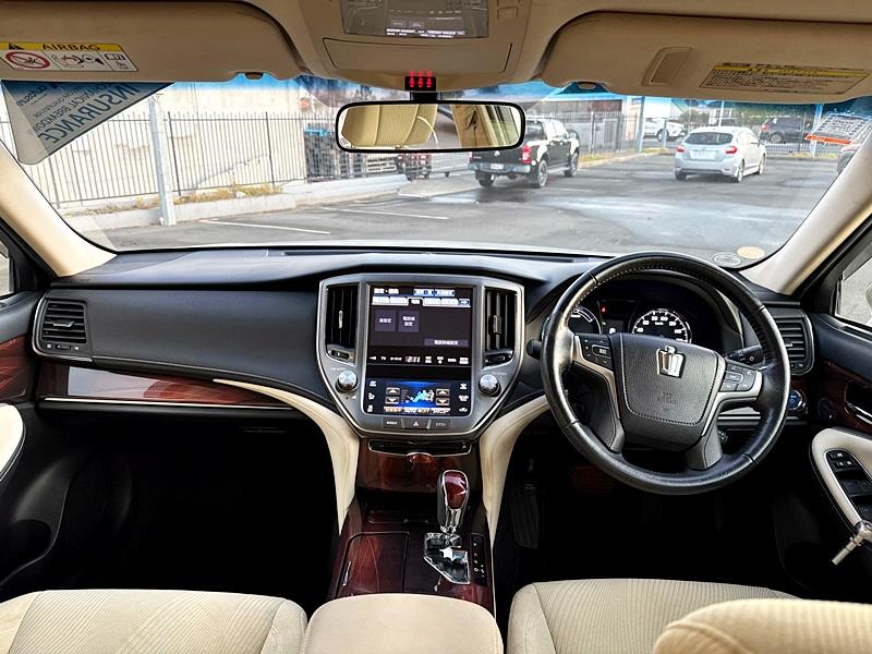 2013 Toyota Crown Royal Saloon Carousel 3