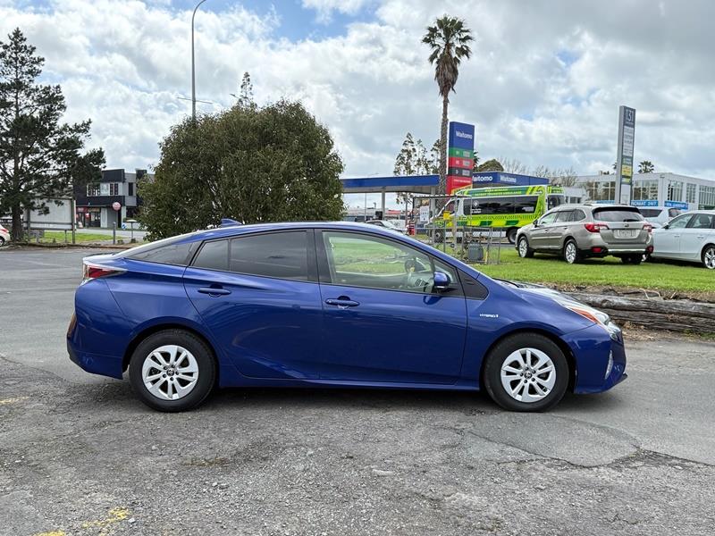 2016 Toyota Prius Carousel 8
