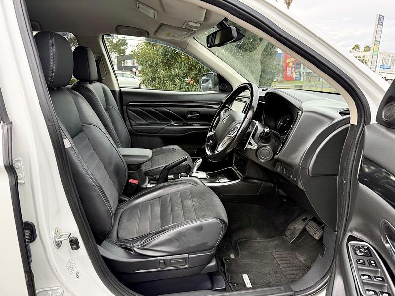 2015 Mitsubishi Outlander PHEV 4WD Carousel 3