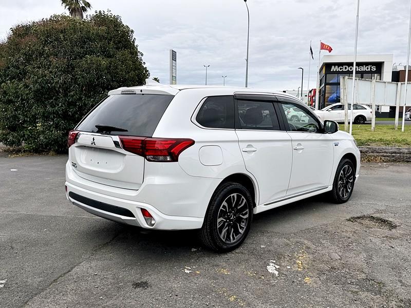2015 Mitsubishi Outlander PHEV 4WD Carousel 12