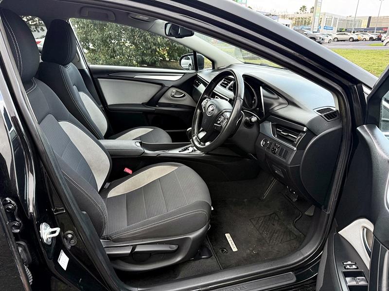 2016 Toyota Avensis Wagon Carousel 1