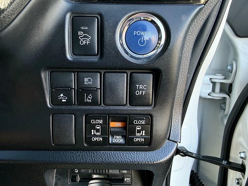 2017 Toyota Noah Hybrid Carousel 10
