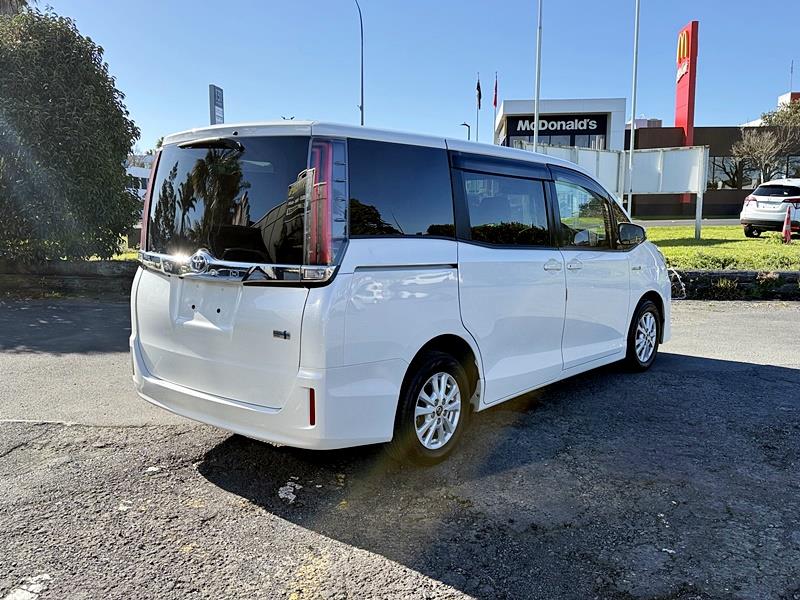 2017 Toyota Noah Hybrid Carousel 14