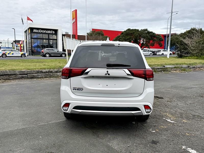 2015 Mitsubishi Outlander PHEV 4WD Carousel 13