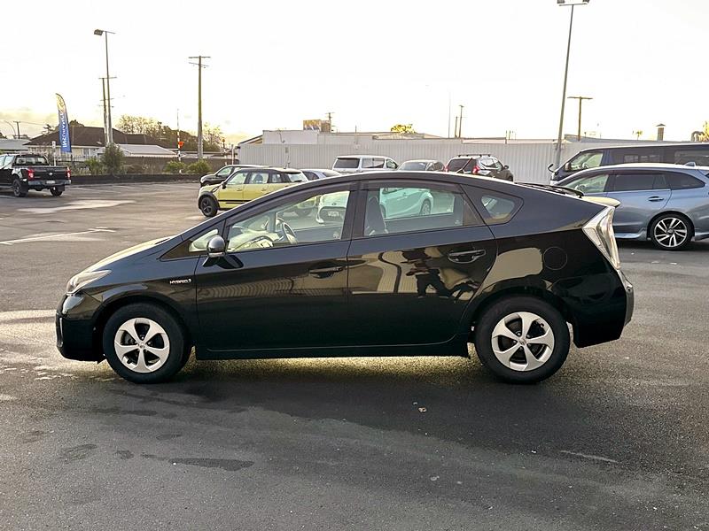 2014 Toyota Prius S Carousel 13