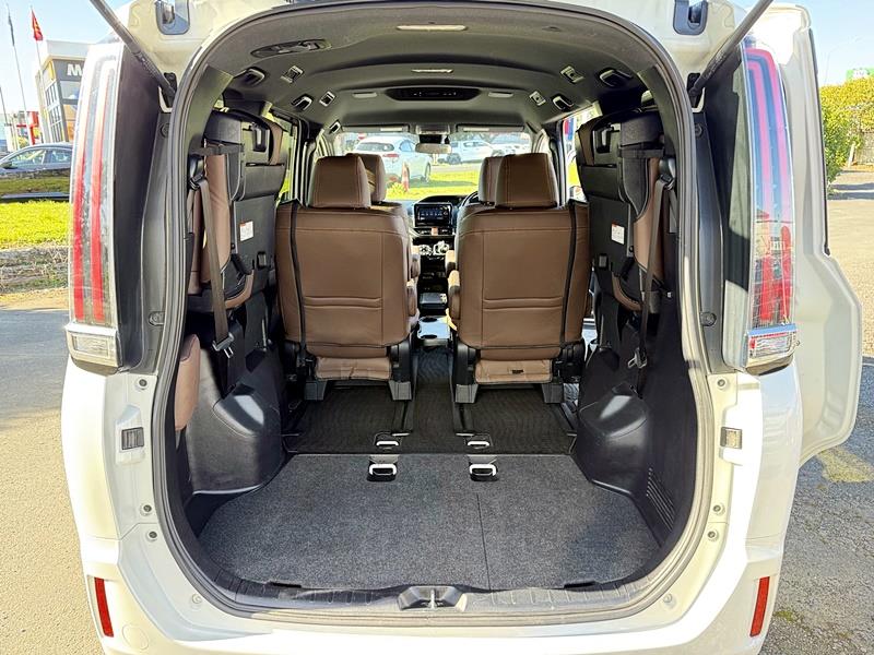 2017 Toyota Noah Hybrid Carousel 1