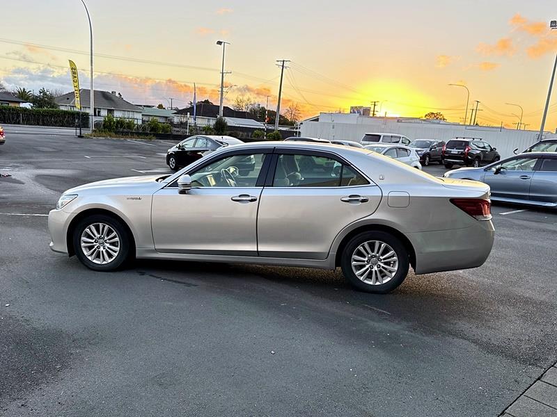 2013 Toyota Crown Royal Saloon Carousel 13