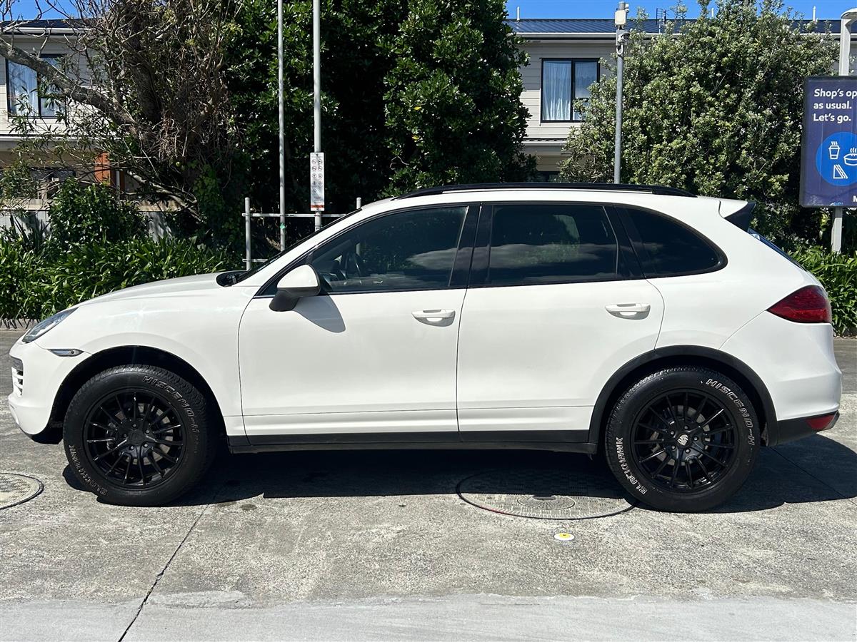2012 Porsche Cayenne 4 DOOR SUV Carousel 2