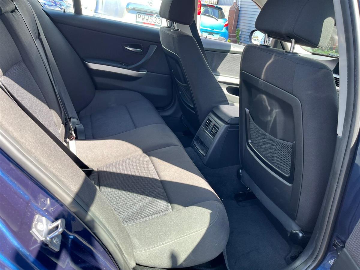 2010 BMW 320i Carousel 6