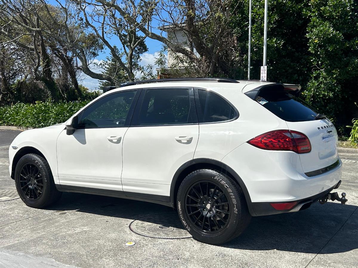 2012 Porsche Cayenne 4 DOOR SUV Carousel 5