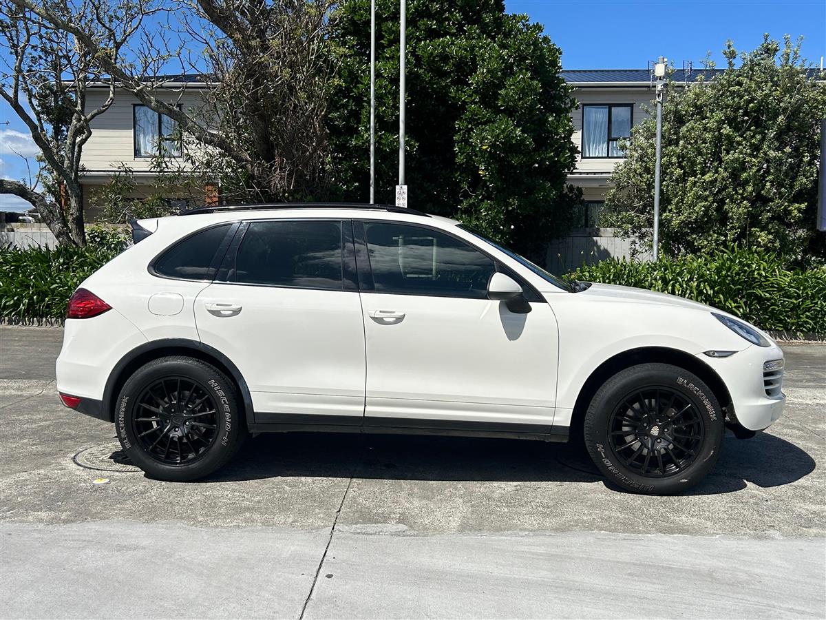 2012 Porsche Cayenne 4 DOOR SUV Carousel 3