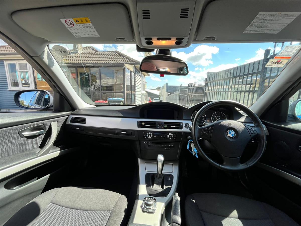 2010 BMW 320i Carousel 9