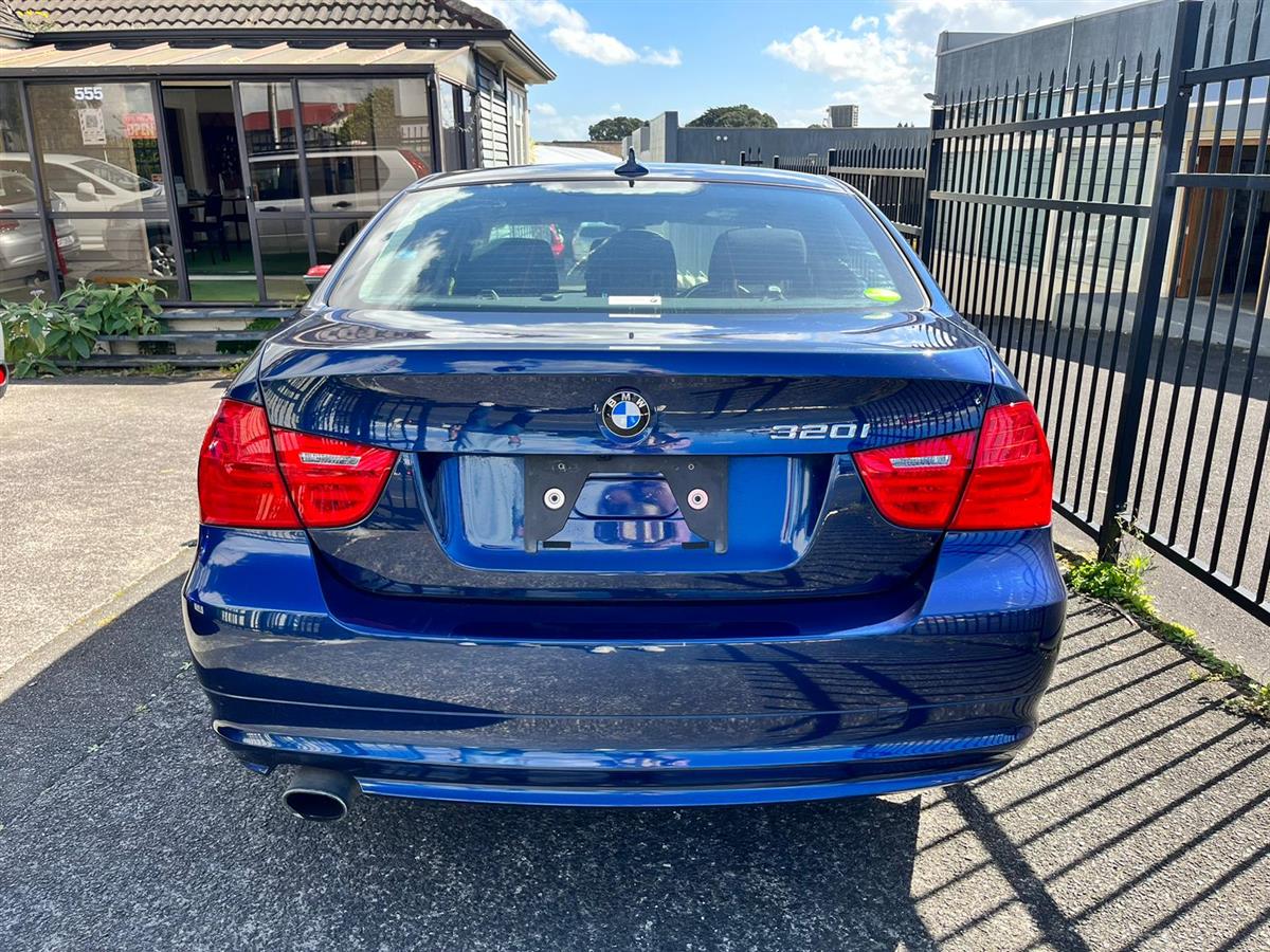 2010 BMW 320i Carousel 5