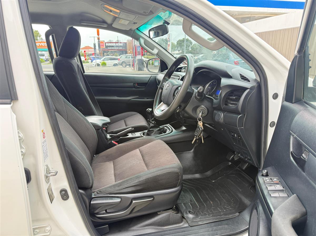 2018 Toyota Hilux S TD DC 2.8D/5MT/UT Carousel 10