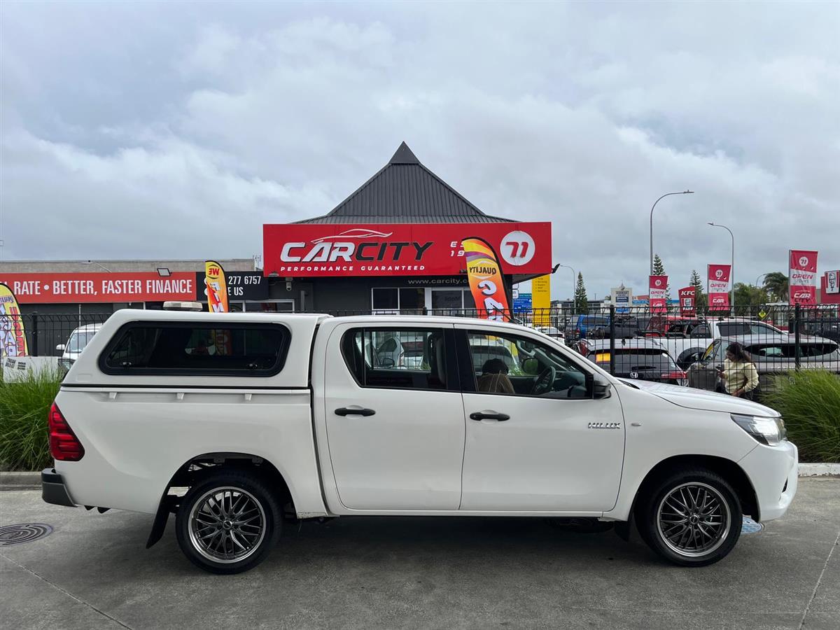 2018 Toyota Hilux S TD DC 2.8D/5MT/UT Carousel 2