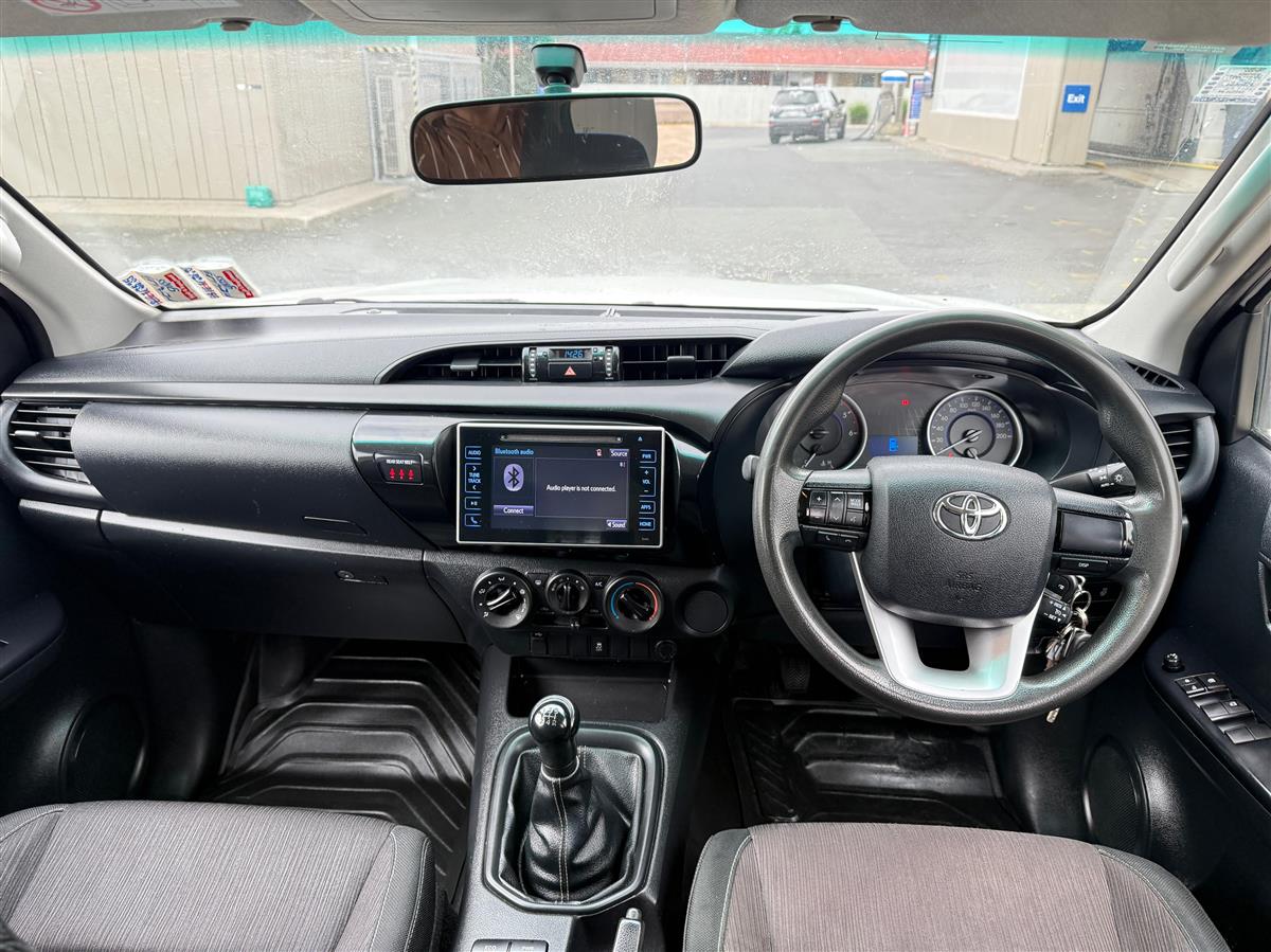 2018 Toyota Hilux S TD DC 2.8D/5MT/UT Carousel 9