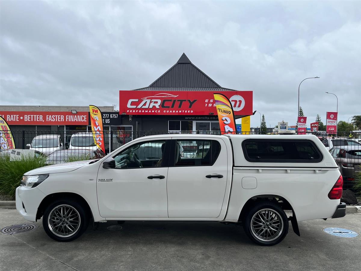 2018 Toyota Hilux S TD DC 2.8D/5MT/UT Carousel 3