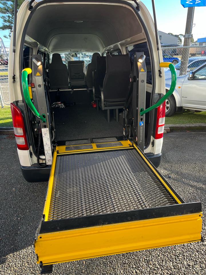 2004 Toyota REGIUS ACE Carousel 9