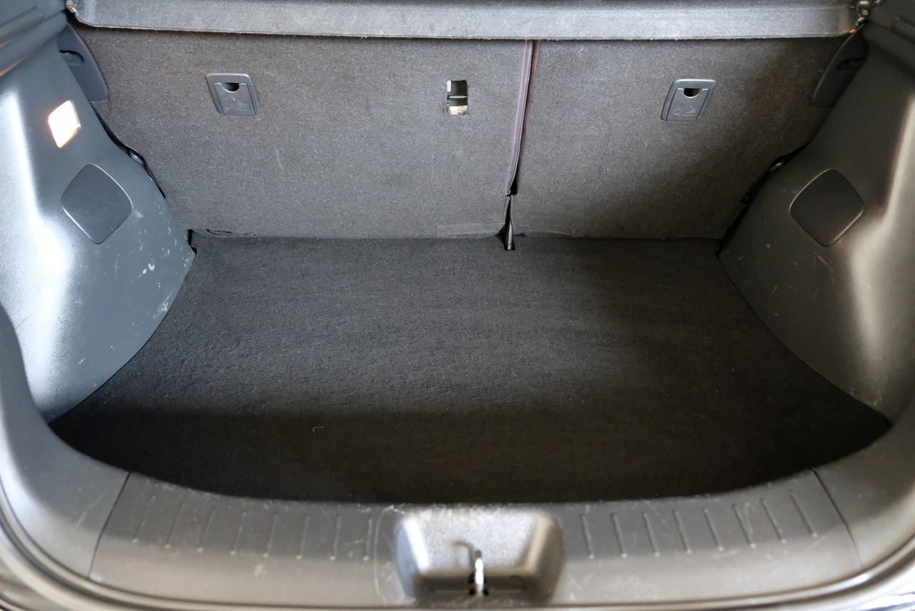 2015 Nissan Pulsar ST Carousel 13