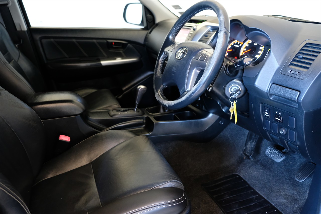 2015 Toyota hilux SR5TDDC 3.0D/4WD/5AT Carousel 1
