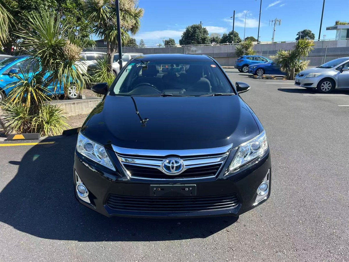 2013 Toyota Camry Hybrid Collage 1