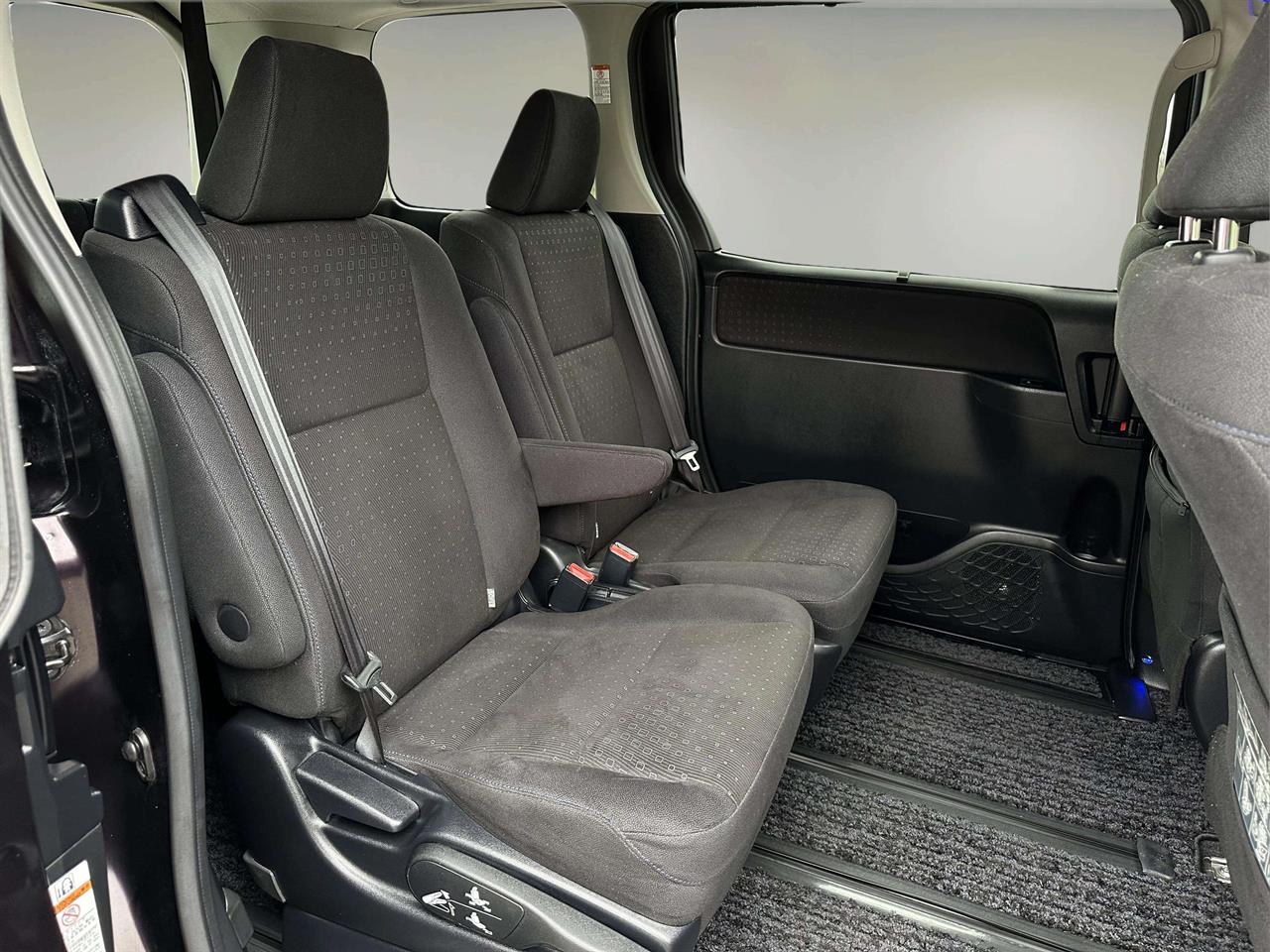 2014 Toyota Noah HYBRID G Collage 2