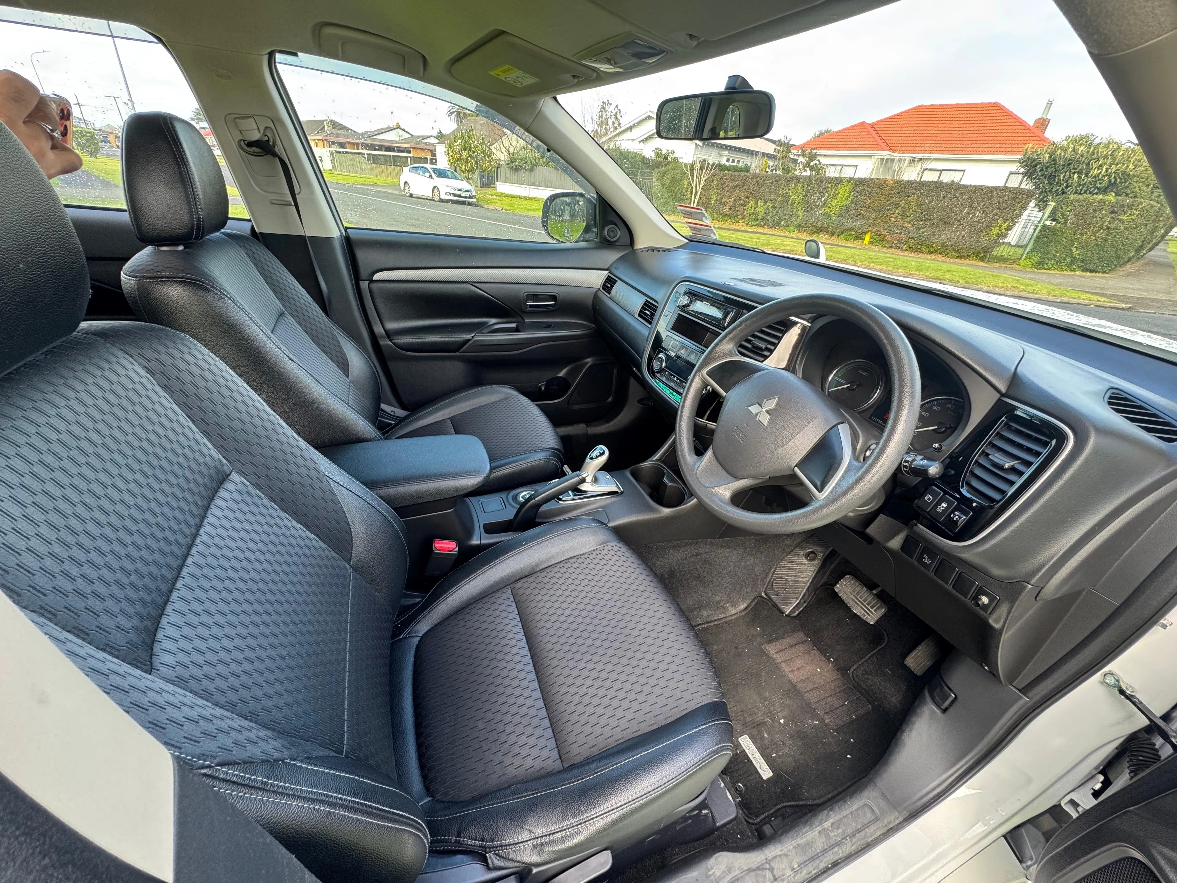 MITSUBISHI OUTLANDER PHEV 2013 Carousel 7