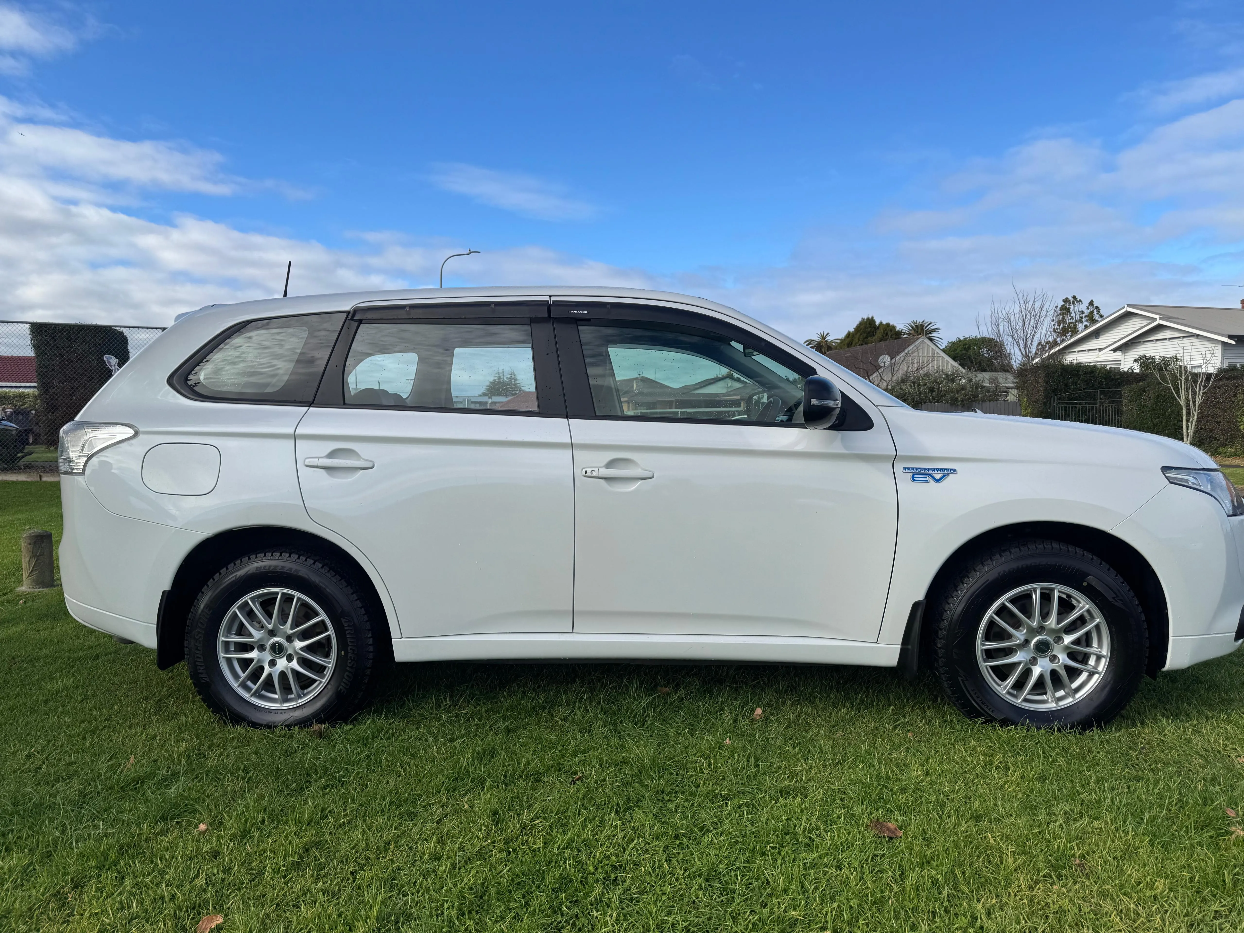 MITSUBISHI OUTLANDER PHEV 2013 Carousel 2