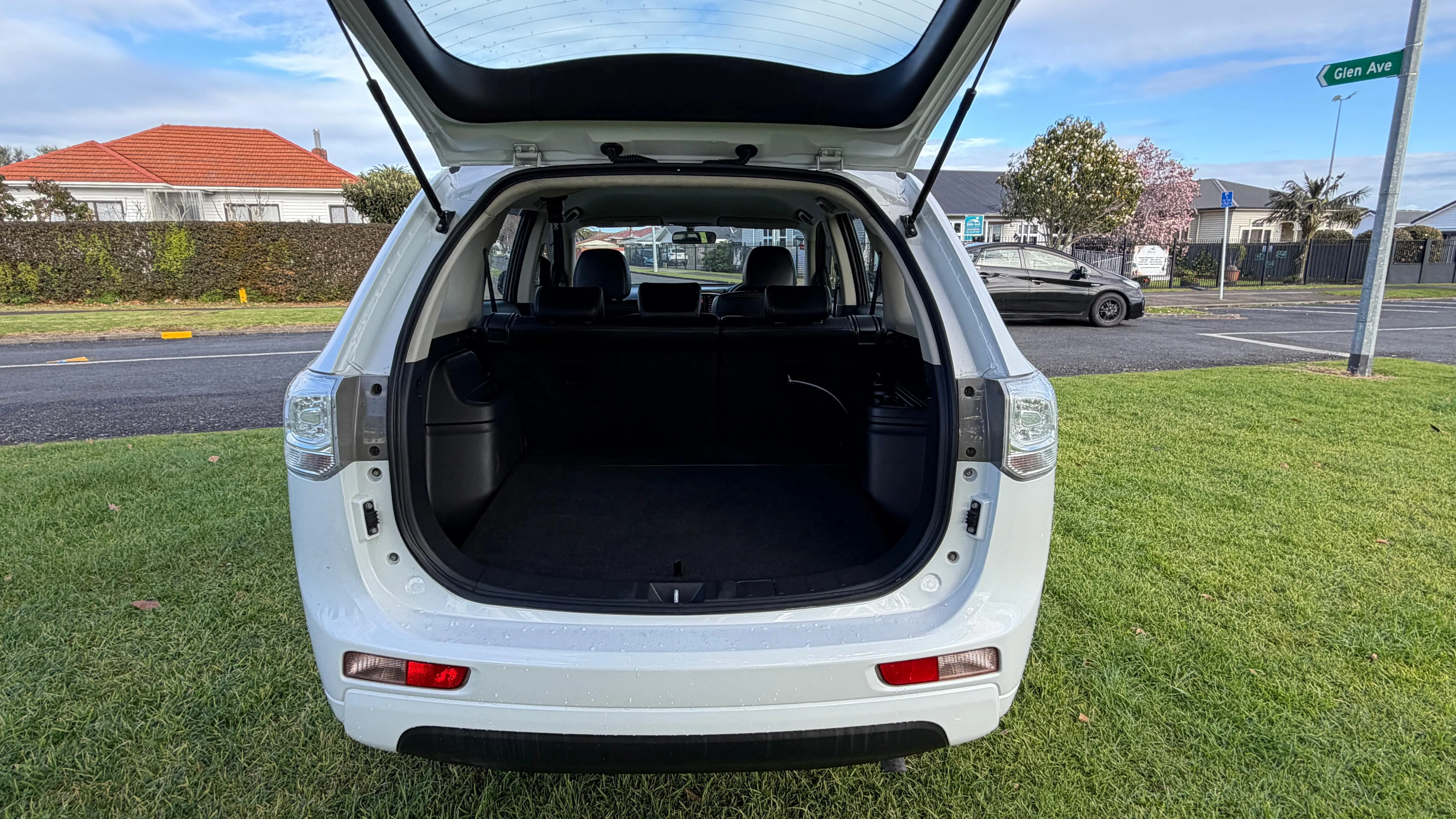 MITSUBISHI OUTLANDER PHEV 2013 Carousel 12