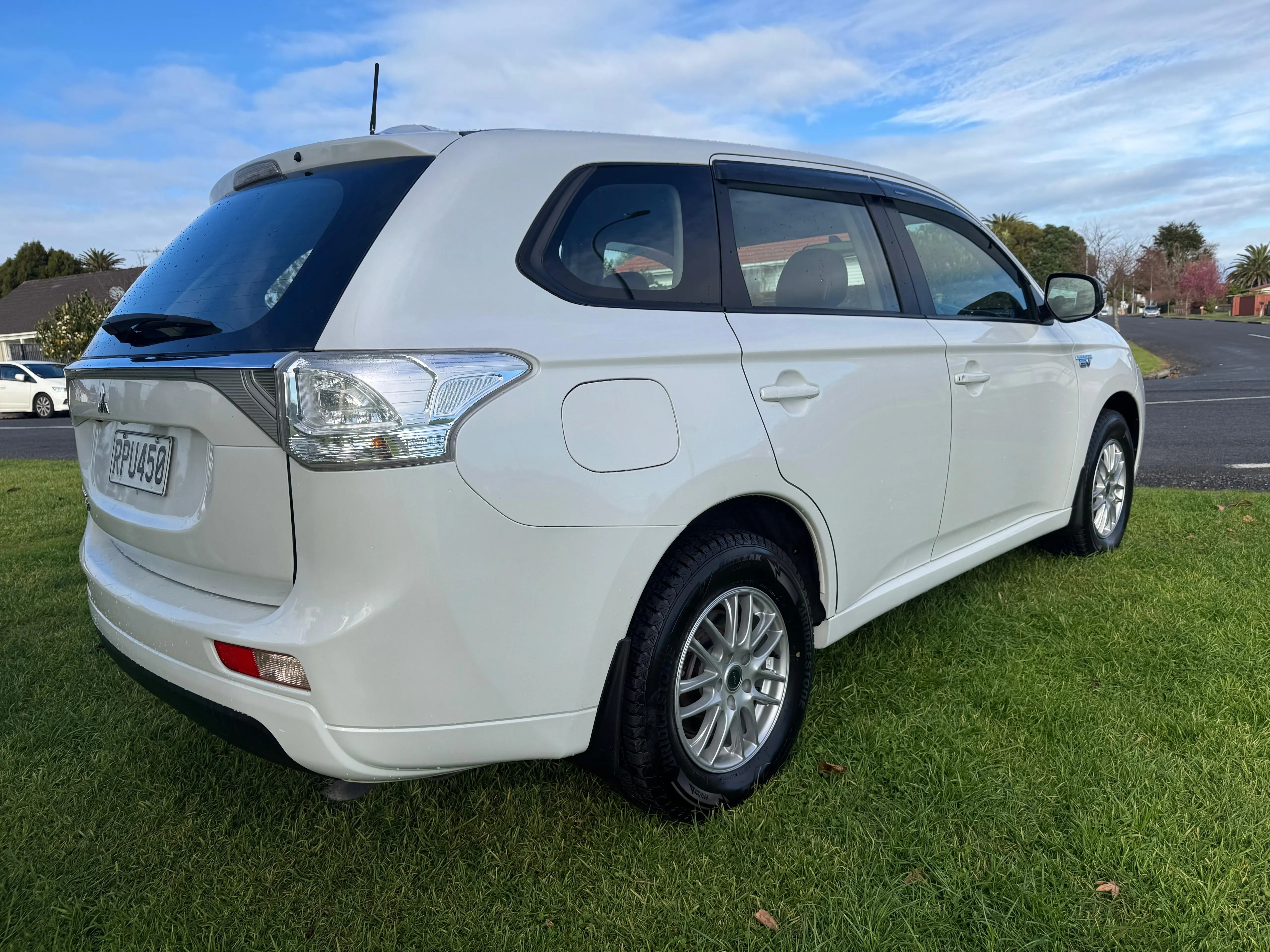 MITSUBISHI OUTLANDER PHEV 2013 Carousel 3