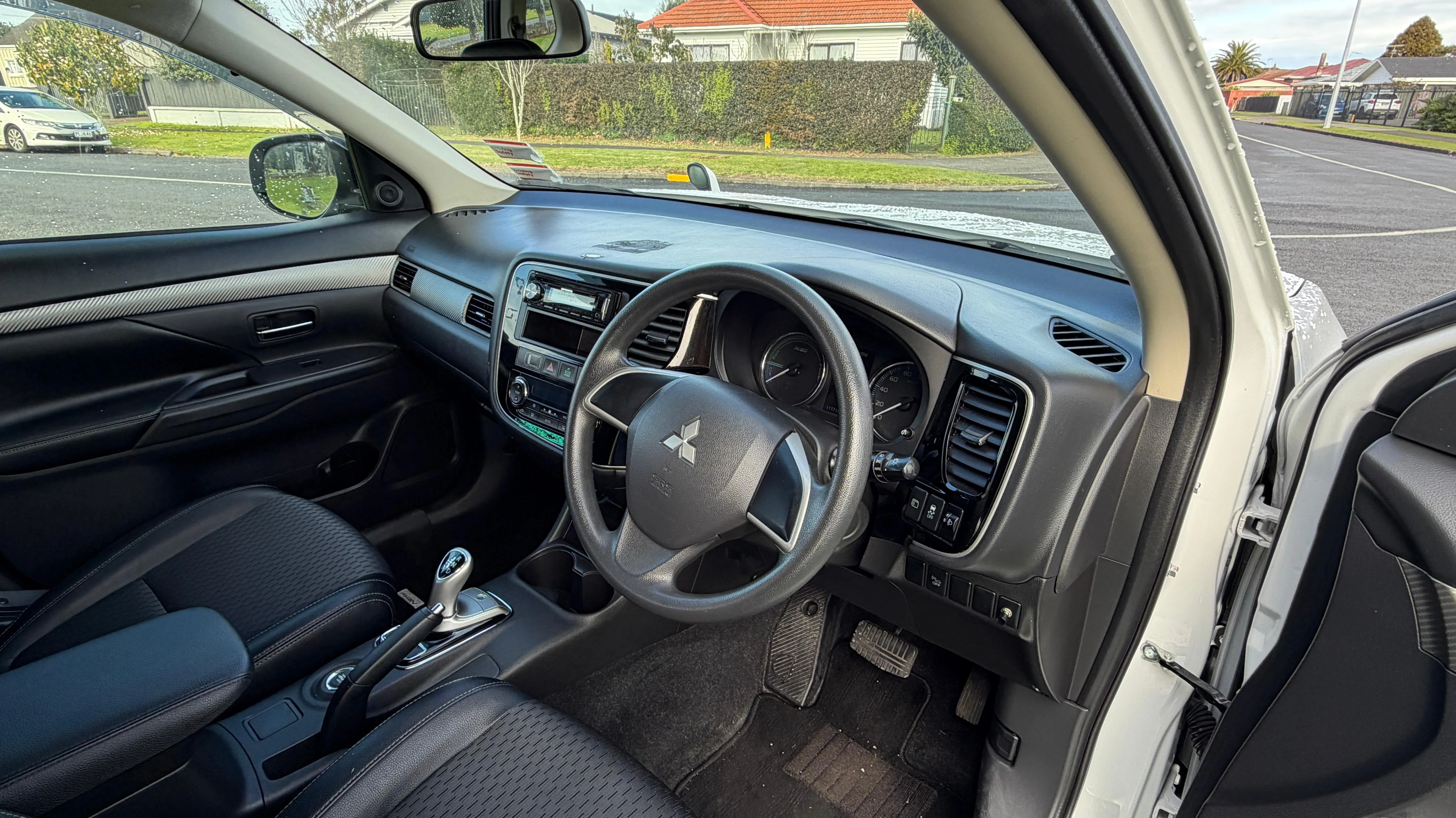 MITSUBISHI OUTLANDER PHEV 2013 Carousel 13