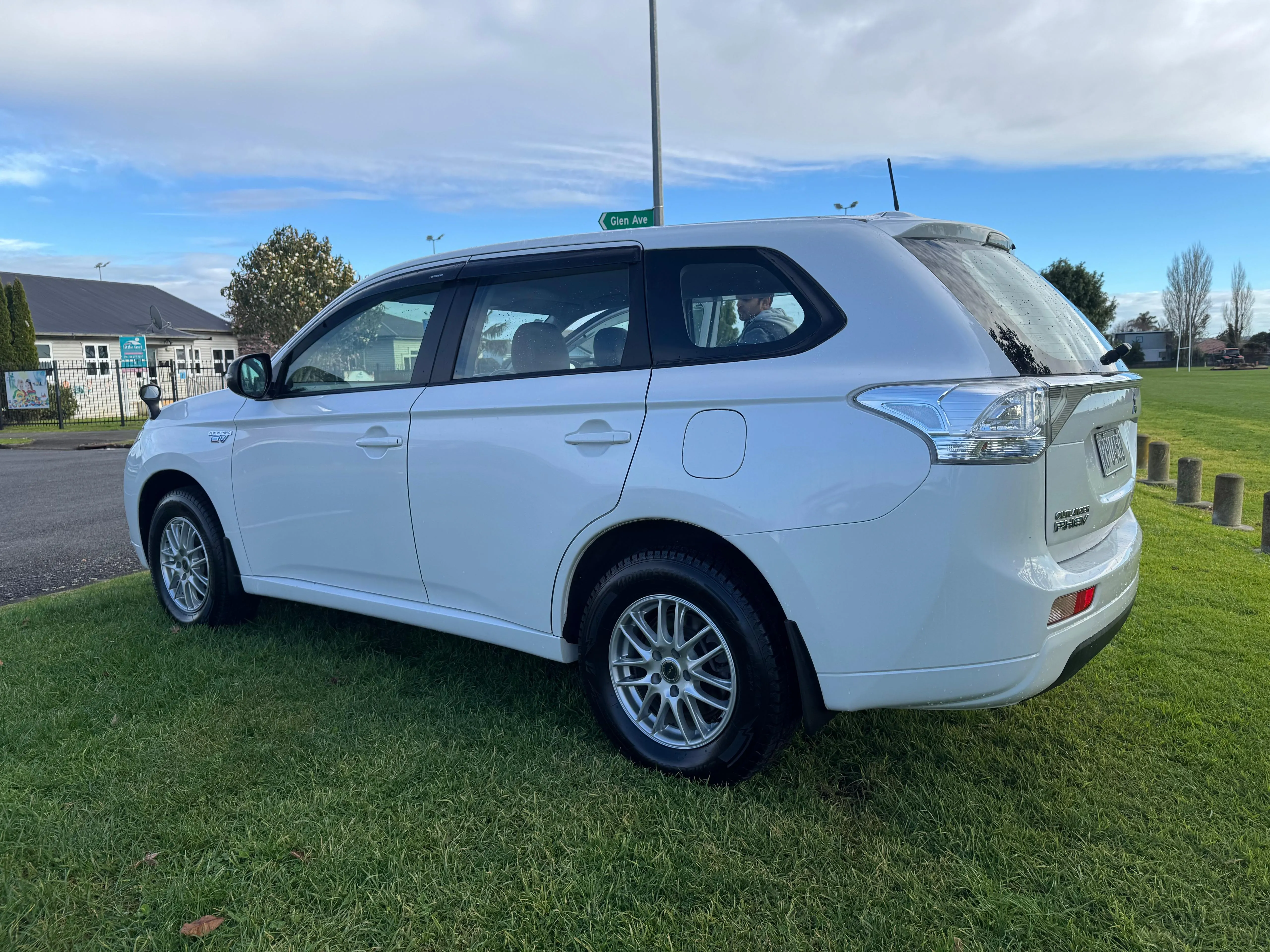 MITSUBISHI OUTLANDER PHEV 2013 Carousel 5