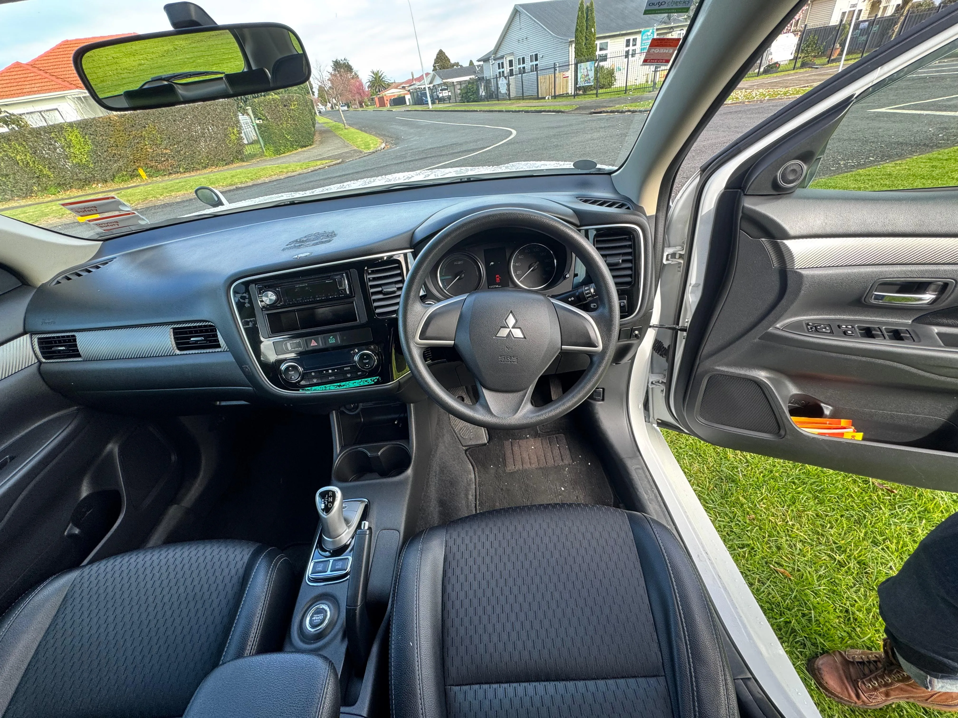 MITSUBISHI OUTLANDER PHEV 2013 Carousel 9