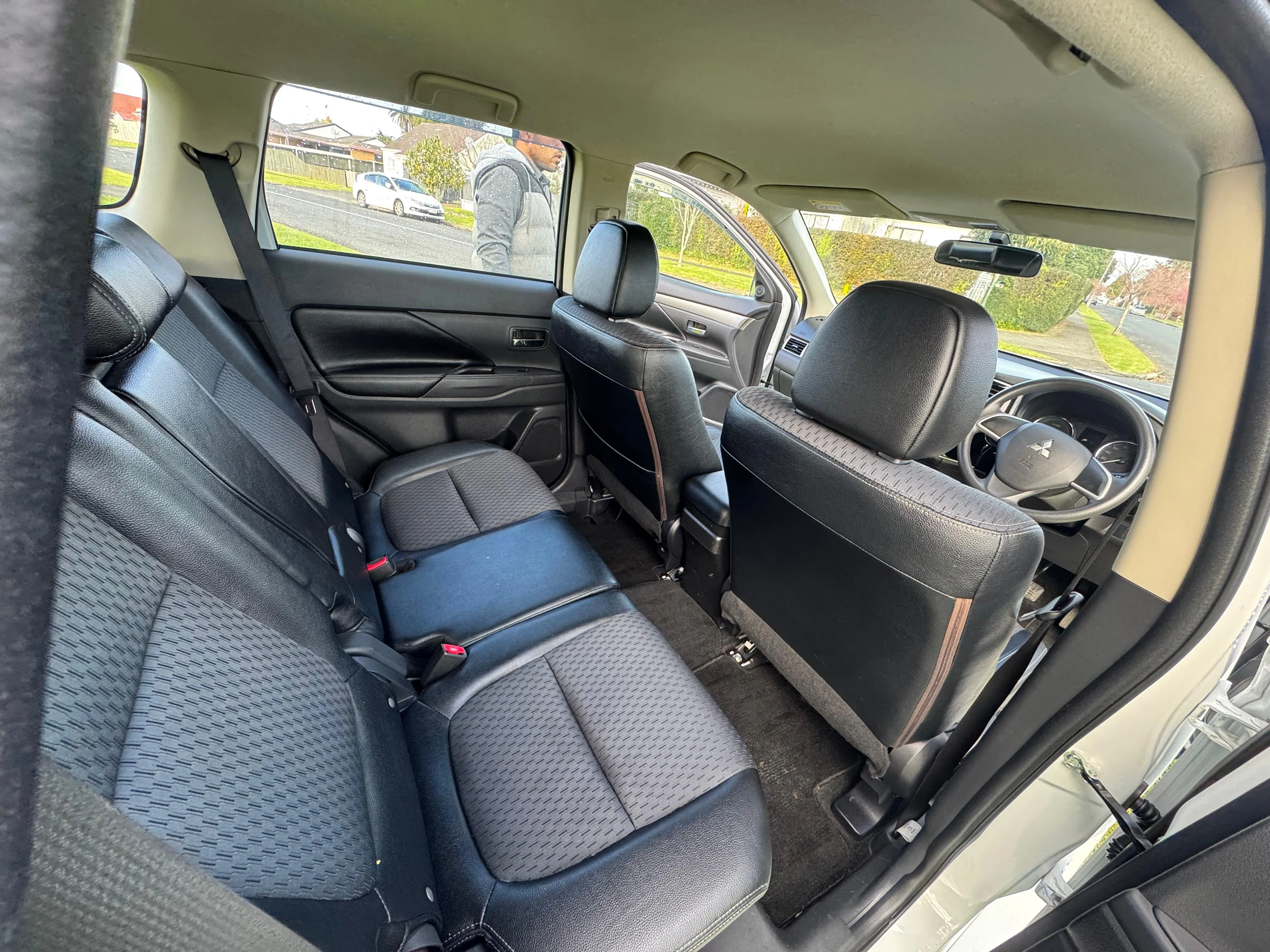 MITSUBISHI OUTLANDER PHEV 2013 Carousel 10