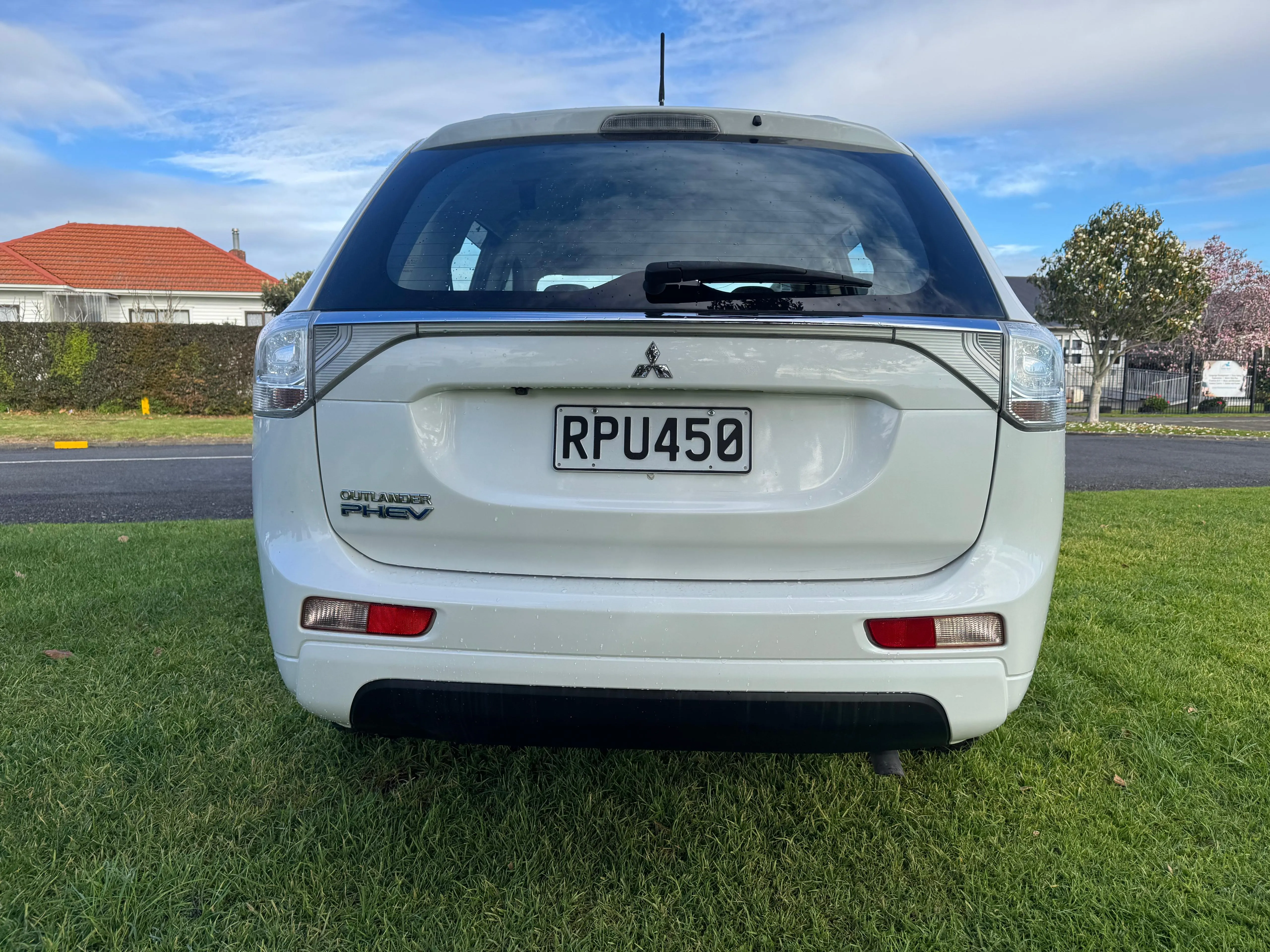 MITSUBISHI OUTLANDER PHEV 2013 Carousel 6