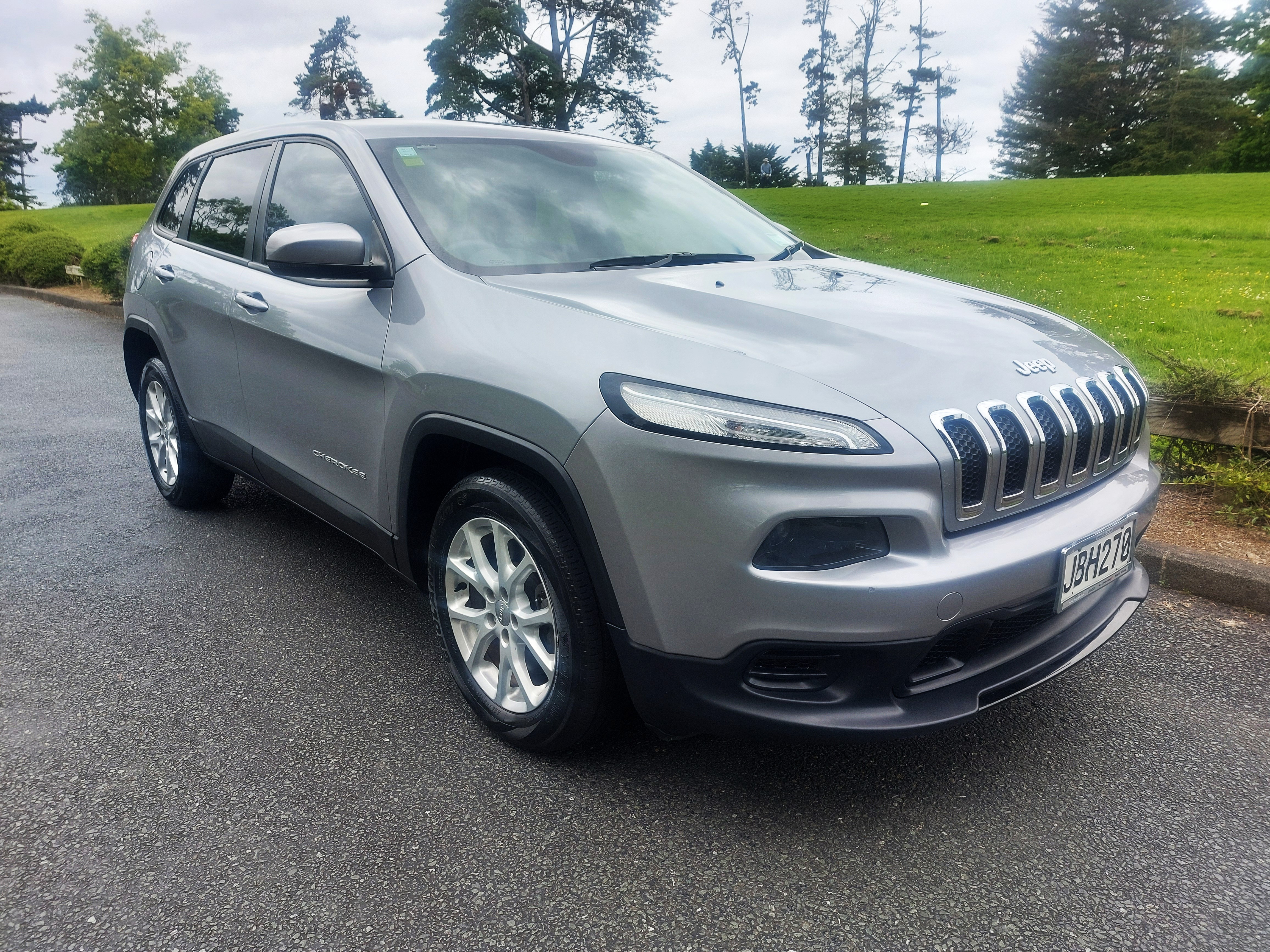 2015 Jeep Cherokee 2.4P Sport (NZ) Collage 2