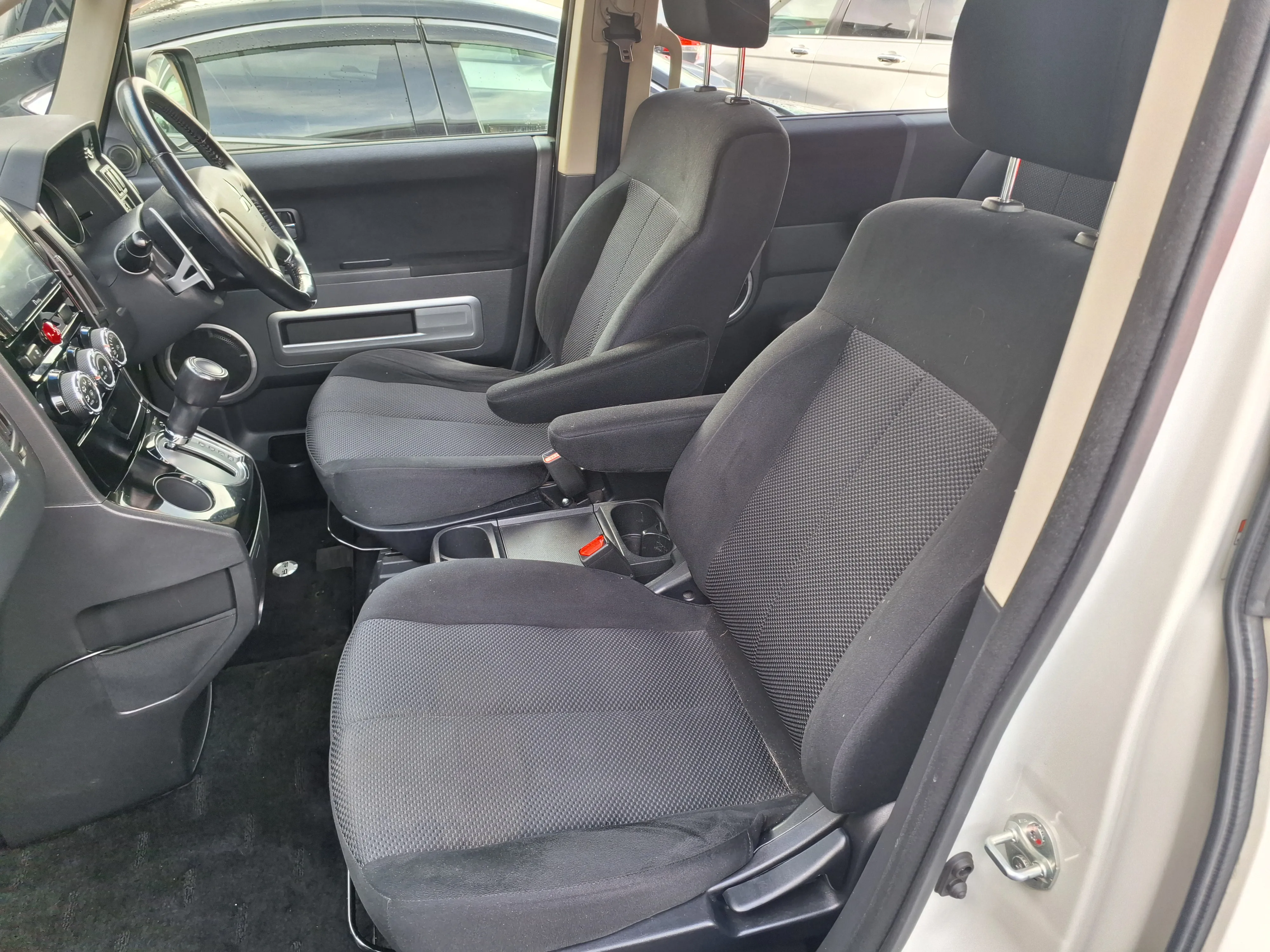 2012 Mitsubishi Delica D5 2ltr Coach Carousel 16