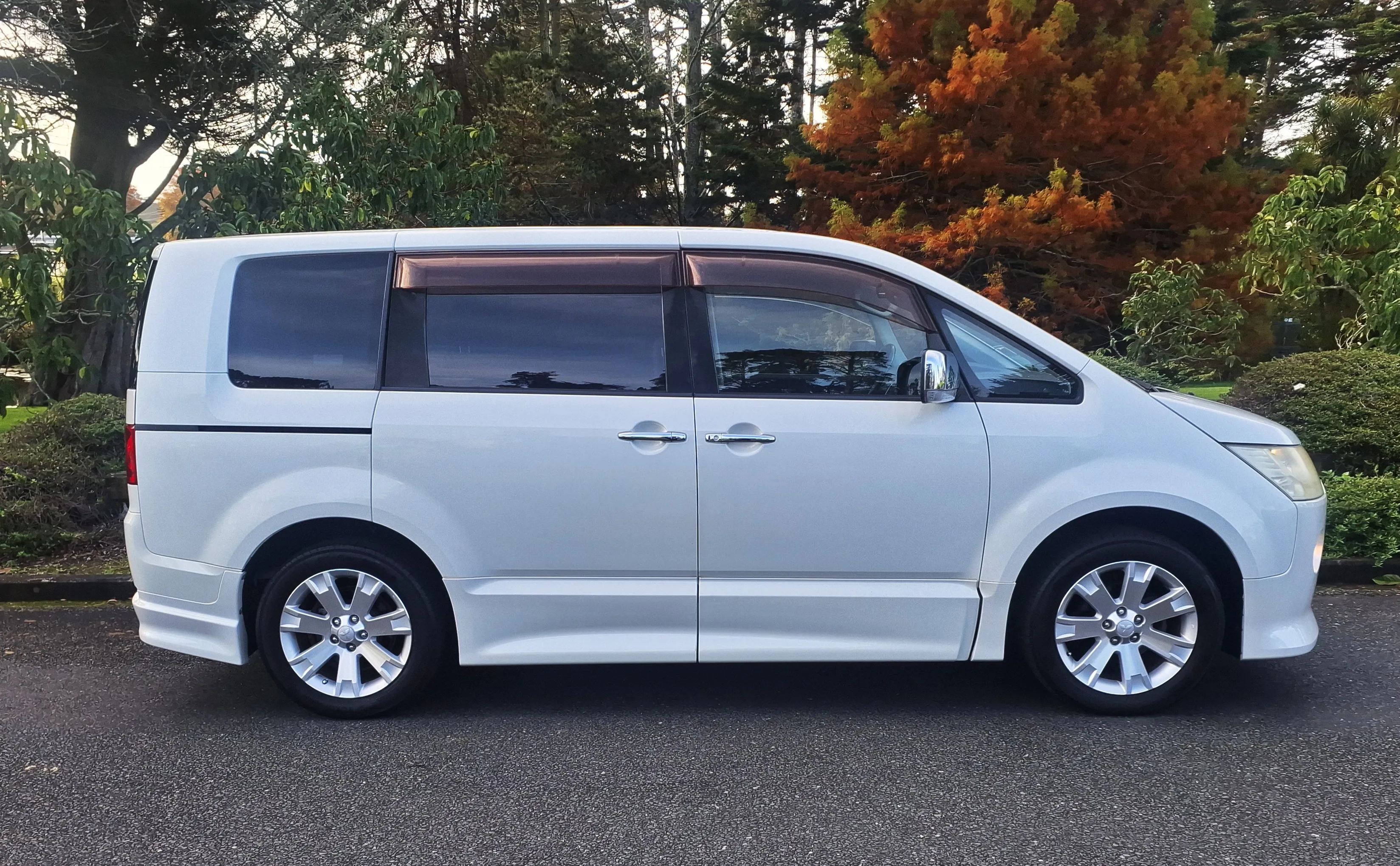 2012 Mitsubishi Delica D5 2ltr Coach Carousel 3