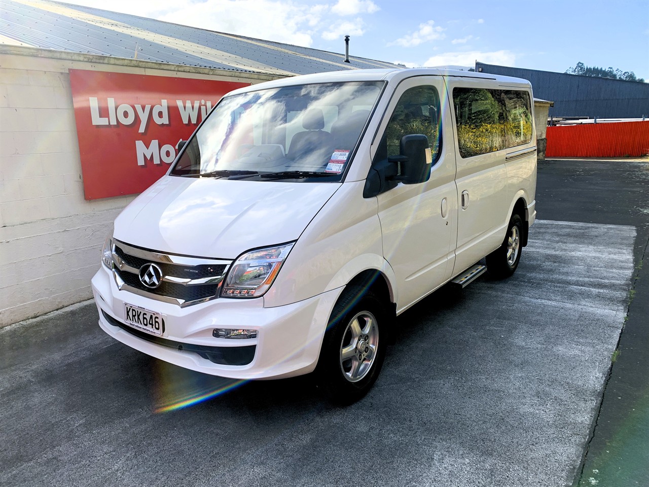 2017 LDV V80 11 Seat. 2.5D. 6AM Minibus Collage 1