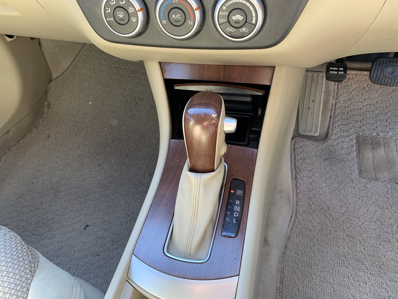 2008 Nissan Bluebird SYLPHY Carousel 4