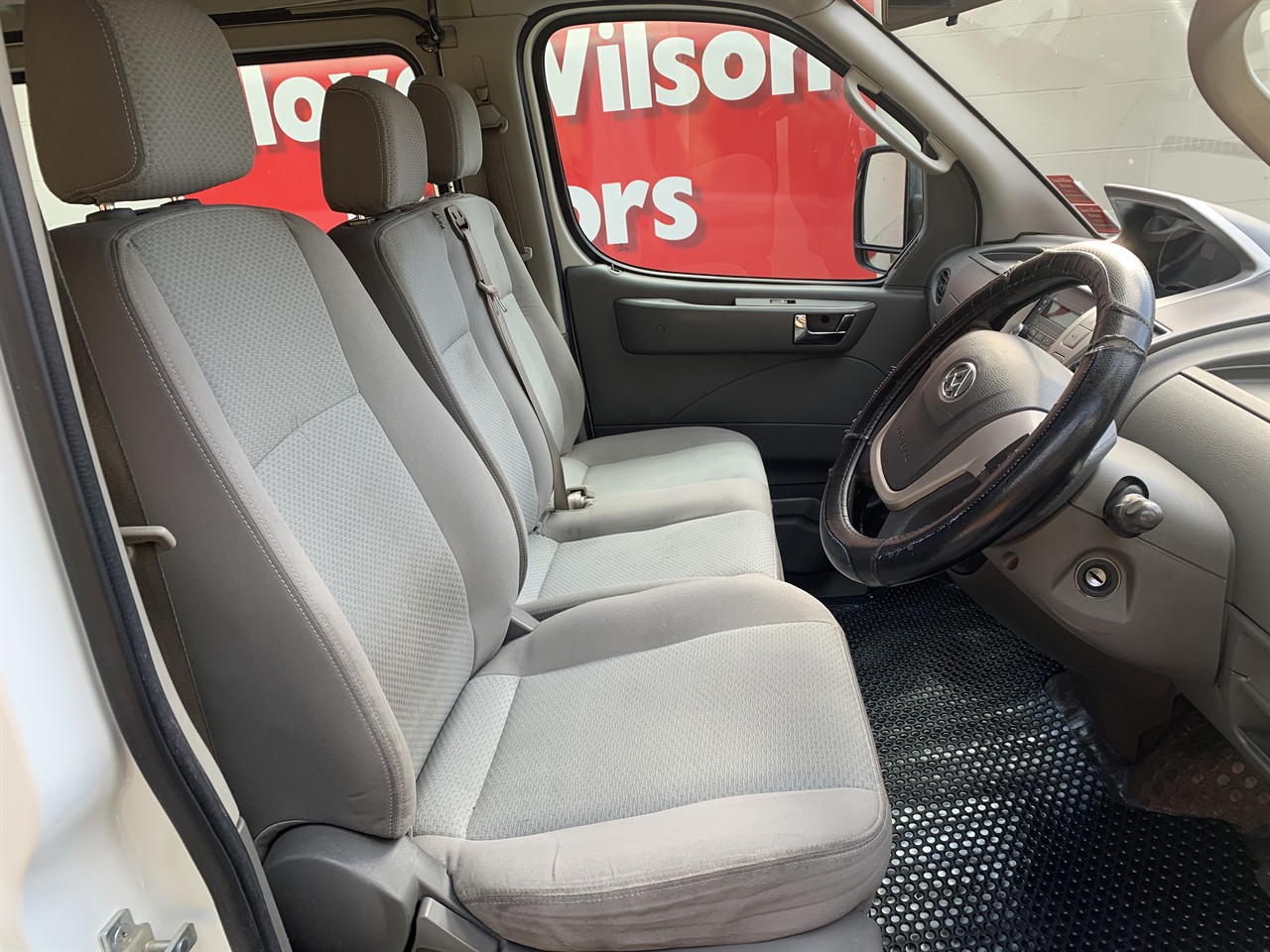 2017 LDV V80 11 Seat. 2.5D. 6AM Minibus Collage 2