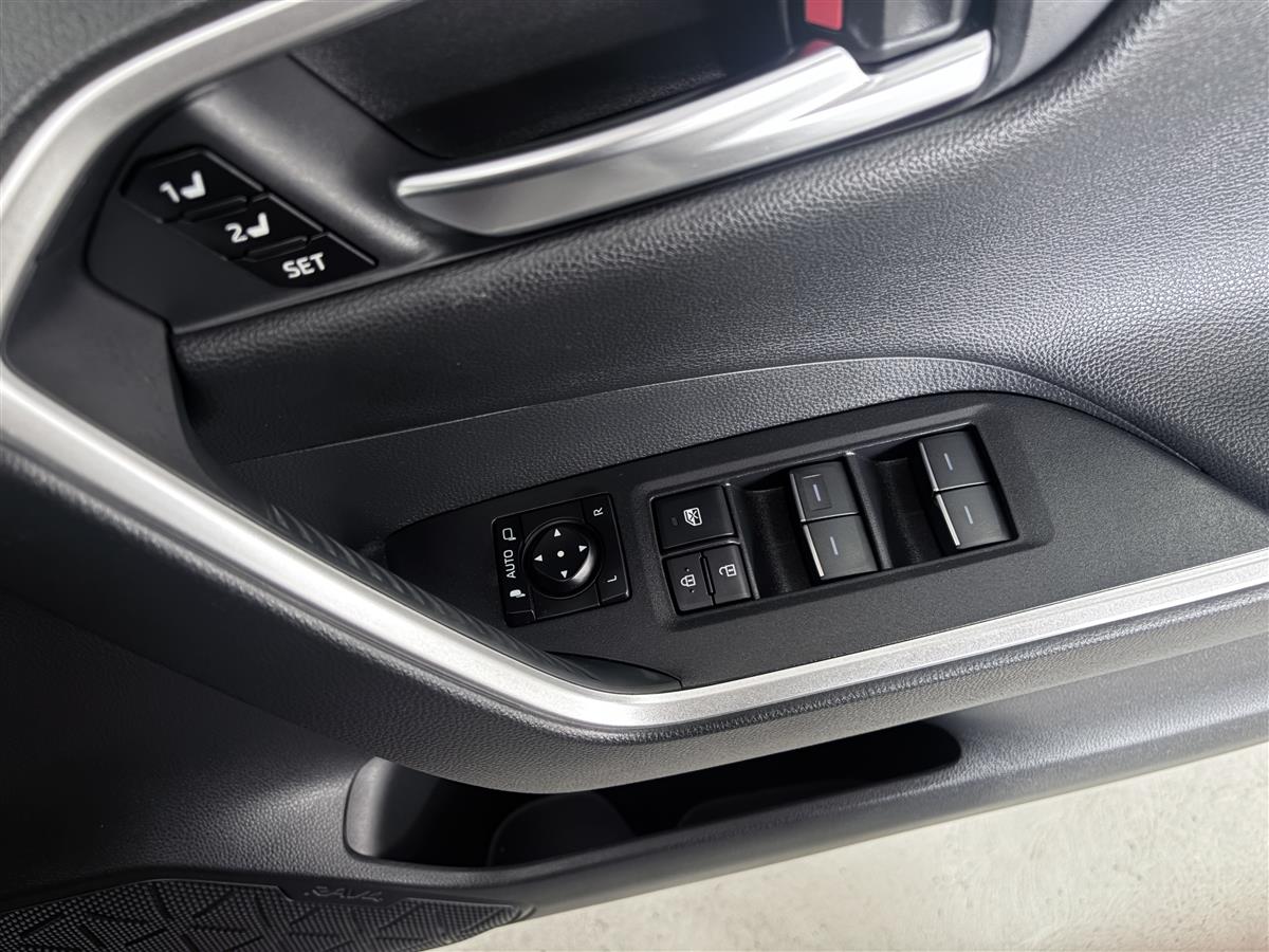 2023 Toyota RAV4 HYBRID 4WD,Vented/heated Leather Carousel 13
