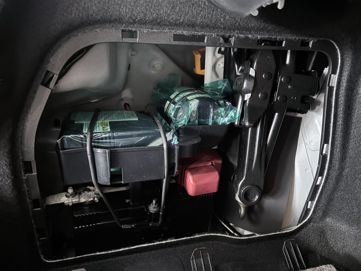 2019 Lexus IS 300h Hybrid,Blind spot, RADAR CRUISE Carousel 8