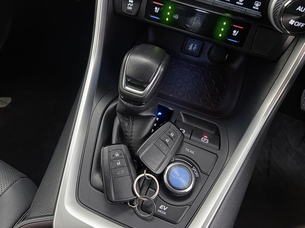 2023 Toyota RAV4 HYBRID 4WD,Vented/heated Leather Carousel 18