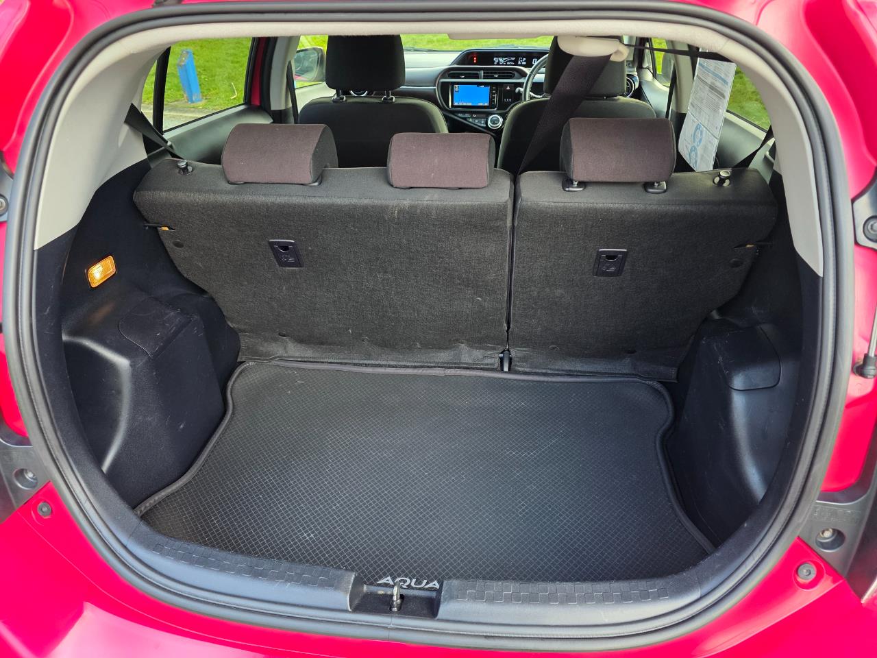 2015 Toyota Aqua G Hybrid**CRUISE- HEATED SEATS- LOW KMS ** Carousel 4